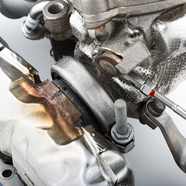 ターボチャージャー部品を確実に固定する金属製クランプのクローズアップ