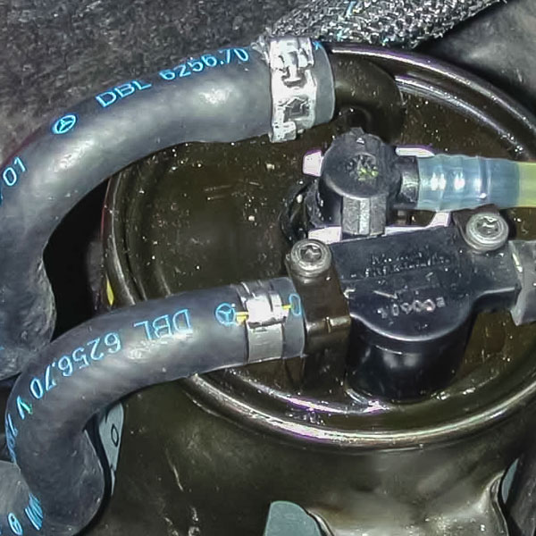 燃料ラインを確実にシールするVISAクランプ